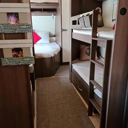 Ultimate Caravan Experience - 1st Line Gradina