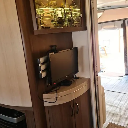 Ultimate Caravan Experience - 1st Line Gradina 假日公园 索佐波尔