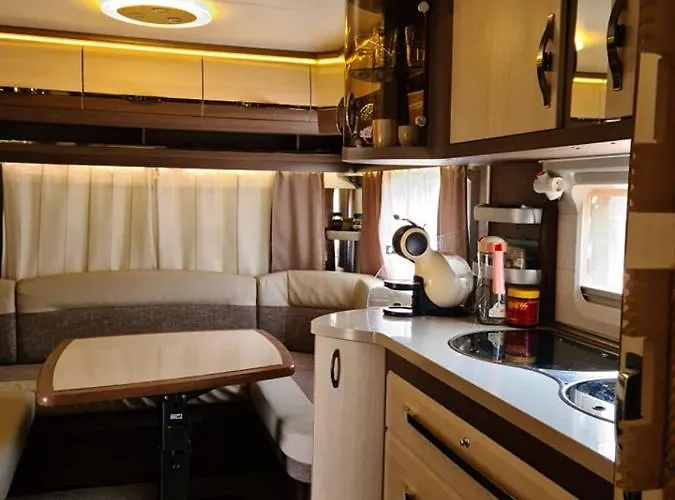 Tatil parkı Ultimate Caravan Experience - 1st Line Gradina *