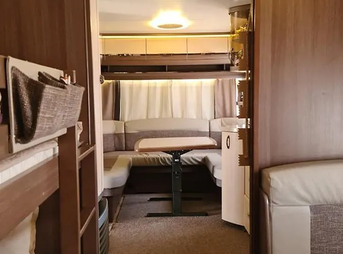 Tatil parkı Ultimate Caravan Experience - 1st Line Gradina *